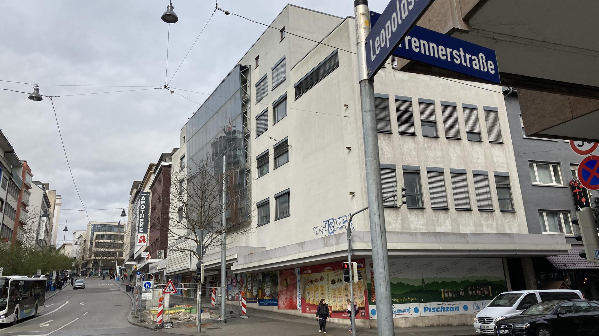 Neue Aussichten: Die Pforzheimer Stadtbau hat das weiße Eckhaus an der Leopoldstraße gekauft. Nach der städtischen Beschlusslage soll es Platz für ein neues Sozialrathaus machen. 