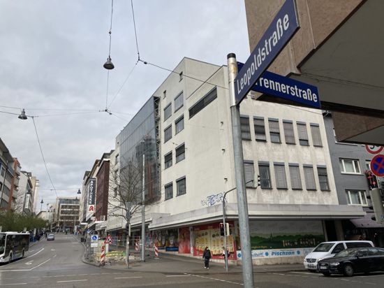 Neue Aussichten: Die Pforzheimer Stadtbau hat das weiße Eckhaus an der Leopoldstraße gekauft. Nach der städtischen Beschlusslage soll es Platz für ein neues Sozialrathaus machen. 