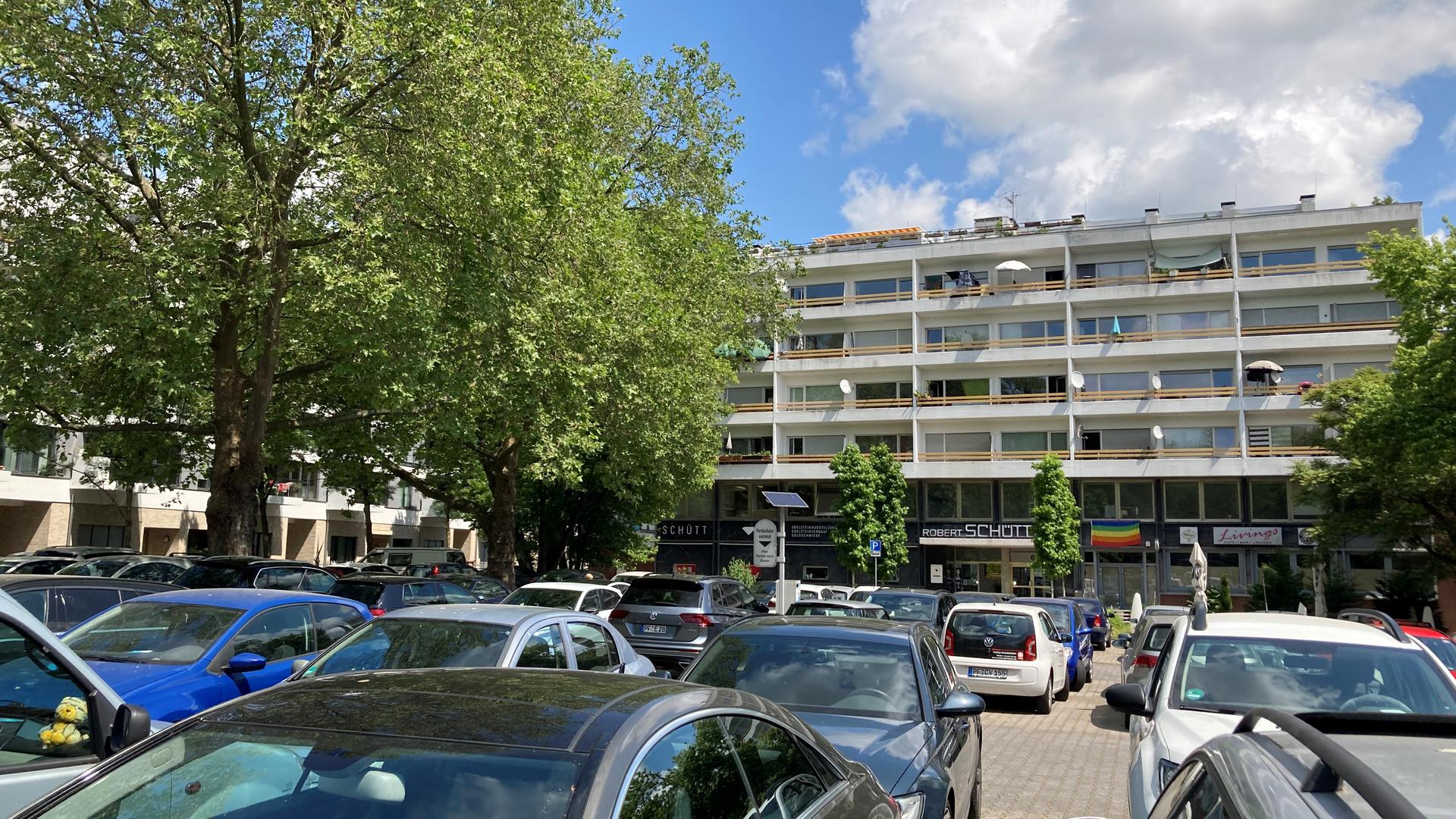 Der Goldschmiedeschulplatz ist bei Autofahrern beliebt in Pforzheim. Er soll demnächst durch ein großes Mobilitätszentrum mit weiterhin viel Platz für Autos ersetzt werden.