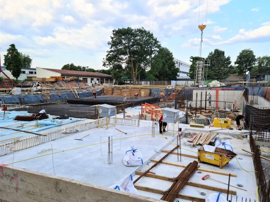 Beim Neubau des Huchenfelder Stadtteilbads geht es planmäßig voran. Derzeit wird die Decke über dem Kellergeschoss eingeschalt und betoniert
