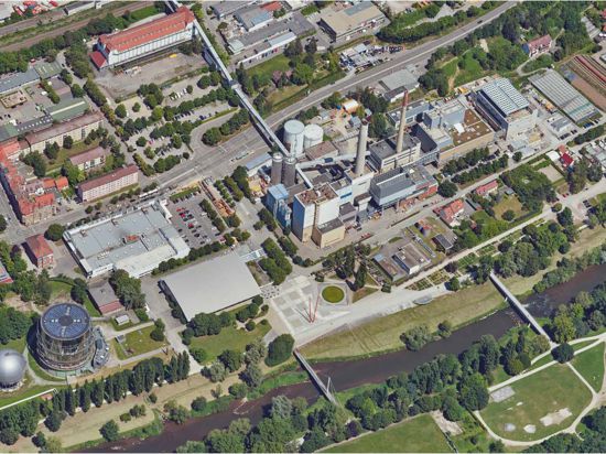 Luftbild mit Kohlenbunker im Norden, Heizkraftwerk (Mitte), Gasometer (links), Vicenzaplatz südlich vom Heizkraftwerk, Westhälfte des Enzauenpark nördlich von der Enz mit Römersteg (links) und Gärtnersteg (rechts).