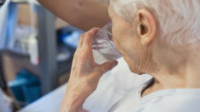SYMBOLBILD: Eine alte Frau trinkt aus einem Glas Wasser. Vor allem bei enormer Hitze wie derzeit, aber längst nicht nur dann ist ausreichendes Trinken wichtig - doch viele Menschen in Deutschland kommen nicht auf die empfohlene Menge. (zu dpa "Wasserfans und Trinkmuffel - Wie die Menschen in Deutschland trinken") +++ dpa-Bildfunk +++