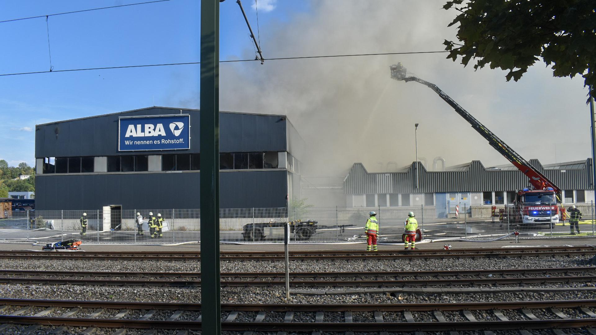 Brand bei Alba: Zum zweiten Mal innerhalb eines Monats stand eine Lagerhalle des Entsorgungsunternehmens in Pforzheim in Flammen.