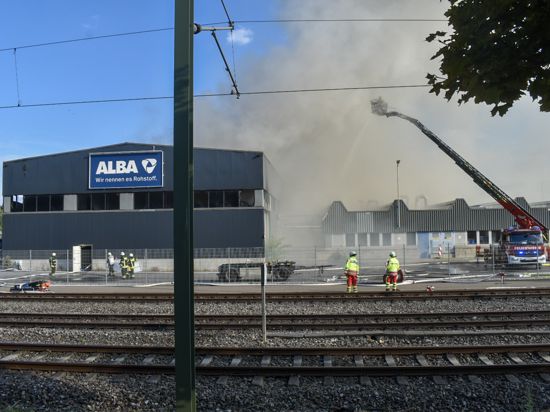 Brand bei Alba: Zum zweiten Mal innerhalb eines Monats stand eine Lagerhalle des Entsorgungsunternehmens in Pforzheim in Flammen.