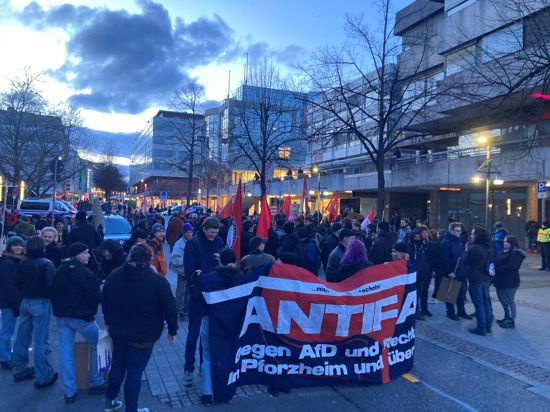 Auf dem Pforzheimer Marktplatz hat sich die Antifa versammelt. Danach ging die Demo-Route durch die  Ost- und Nordstadt – und nicht hoch zum Wartberg.