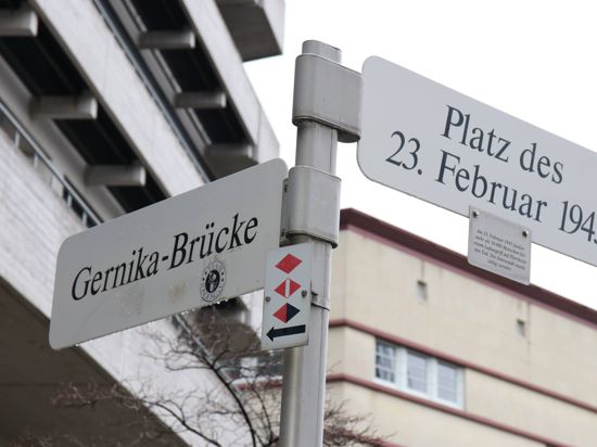 Große Symbolik: Das Schild beim Pforzheimer Rathaus verweist auf jenen Tag im Jahr 1945, an dem mehr als 17.600 Menschen bei einem Bombenangriff der Royal Air Force getötet wurden. In diesem Jahr verlegt die Stadt Gedenkveranstaltungen ins Internet.
