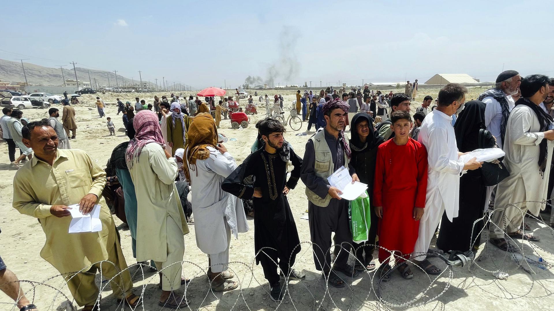Hunderte von Menschen versammeln sich vor dem internationalen Flughafen. Die Taliban sprachen am Dienstag, 17.08.2021, in ganz Afghanistan eine «Amnestie» aus und forderten die Frauen auf, sich ihrer Regierung anzuschließen. Damit wollten sie die skeptische Bevölkerung davon überzeugen, dass sie sich geändert haben. +++ dpa-Bildfunk +++