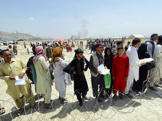Hunderte von Menschen versammeln sich vor dem internationalen Flughafen. Die Taliban sprachen am Dienstag, 17.08.2021, in ganz Afghanistan eine «Amnestie» aus und forderten die Frauen auf, sich ihrer Regierung anzuschließen. Damit wollten sie die skeptische Bevölkerung davon überzeugen, dass sie sich geändert haben. +++ dpa-Bildfunk +++
