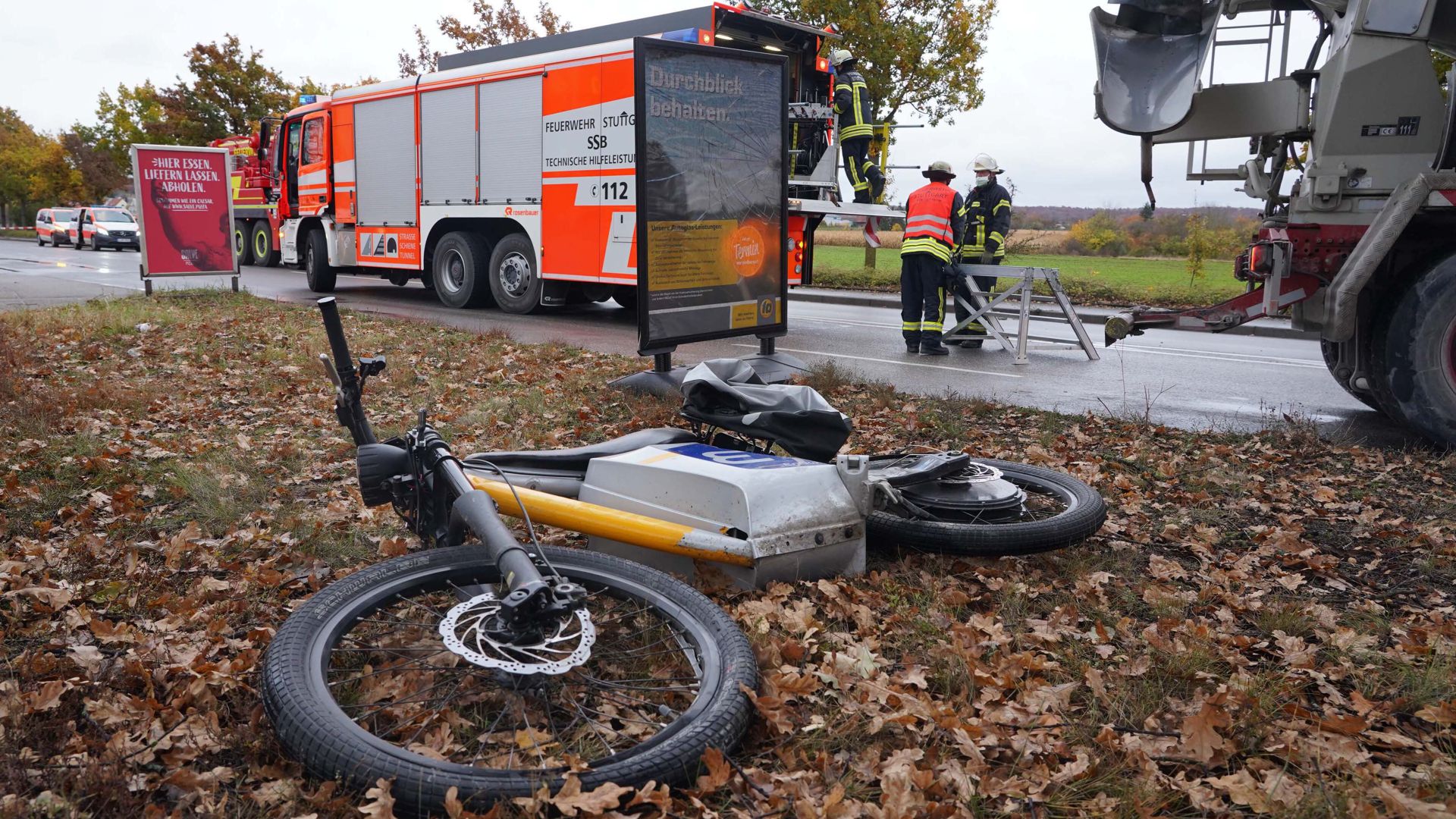 Ein E-Bike liegt an der Unfallstelle. Bei einem Unfall mit einem Lastwagen ist ein E-Bike-Fahrer tödlich verletzt worden. Der Lkw soll am Donnerstagmorgen in Stuttgart-Weilimdorf an einer Ampel rückwärts gefahren sein und dabei den E-Bike-Fahrer erfasst haben, sagte ein Polizeisprecher am Donnerstag. +++ dpa-Bildfunk +++