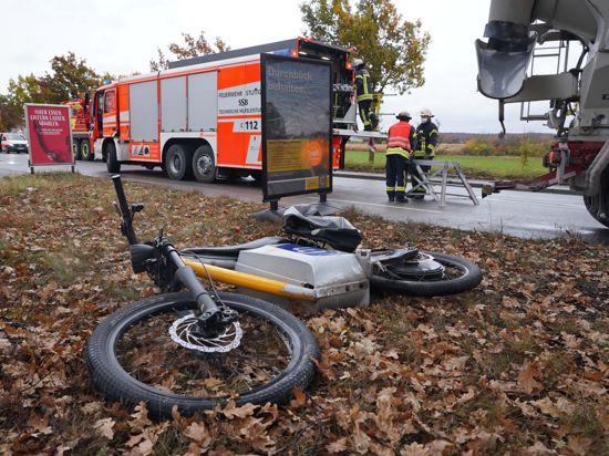 Ein E-Bike liegt an der Unfallstelle. Bei einem Unfall mit einem Lastwagen ist ein E-Bike-Fahrer tödlich verletzt worden. Der Lkw soll am Donnerstagmorgen in Stuttgart-Weilimdorf an einer Ampel rückwärts gefahren sein und dabei den E-Bike-Fahrer erfasst haben, sagte ein Polizeisprecher am Donnerstag. +++ dpa-Bildfunk +++