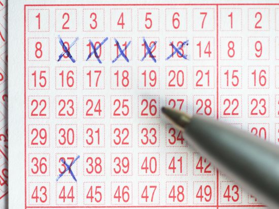 Die Zahlen 9, 10, 11, 12, 13, und 37 sind auf einem Lottoschein angekreuzt. (zu dpa «Rekord bei Lotto-Hochgewinnen in Sachsen-Anhalt») +++ dpa-Bildfunk +++