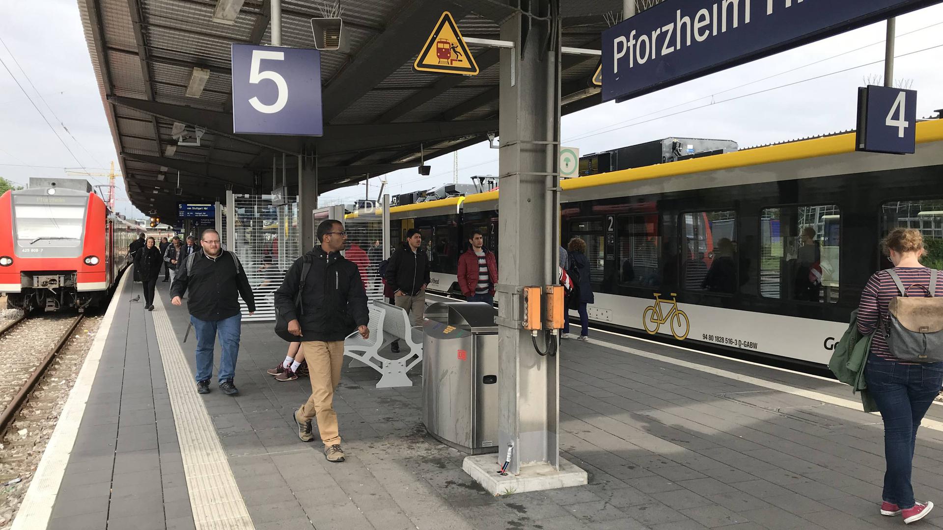 Die Züge zwischen Pforzheim und Karlsruhe (rechts) fallen bis kommenden Freitag 21 Uhr komplett aus.