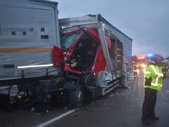 Mehrere Lastwagen fuhren auf der A8 bei Pforzheim ineinander. Für einen der Fahrer kam jede Hilfe zu spät.