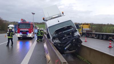Ein Transporter steht nach einem Unfall auf der Betonleitwand auf der A8 zwischen Pforzheim und Karlsbad.