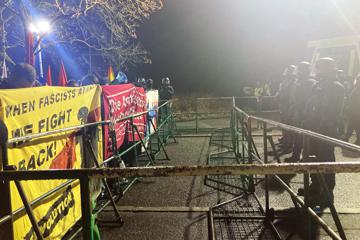 Neue Hürde: Antifa und Polizei stehen sich auf dem Wartberg in Pforzheim gegenüber. Getrennt werden sie bei der Demonstration am 23. Februar diesmal von zwei Absperrgittern statt wie früher von nur einem.