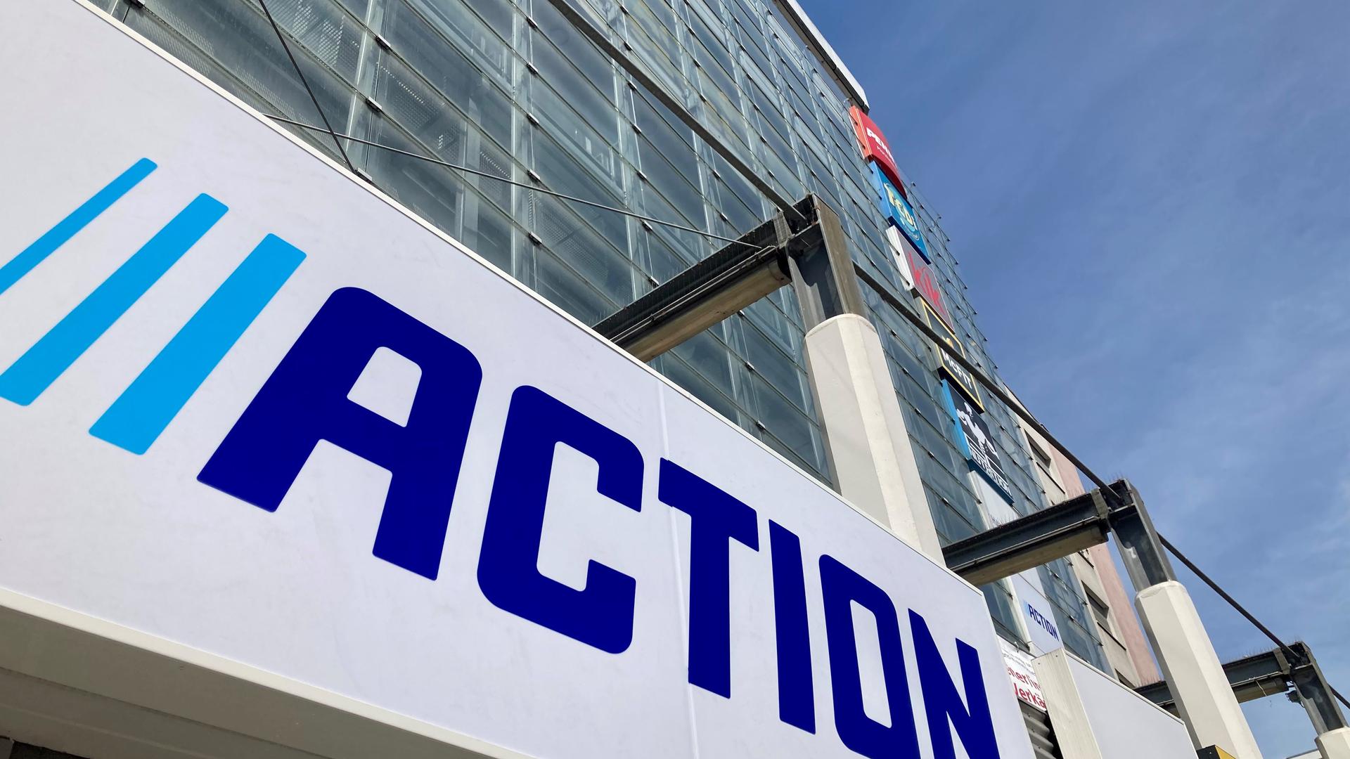 Der blaue Schriftzug des Unternehmens Action ist schon an der Fassade des Einkaufszentrums G19 in der Goethestraße sichtbar.