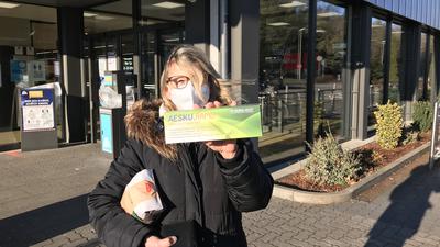 Erfolgreicher Früheinkauf: Martina Lauvai zeigt ihre Schachtel mit Schnelltests, die sie am Samstag bei Aldi in der Mannheimer Straße gekauft hat. 