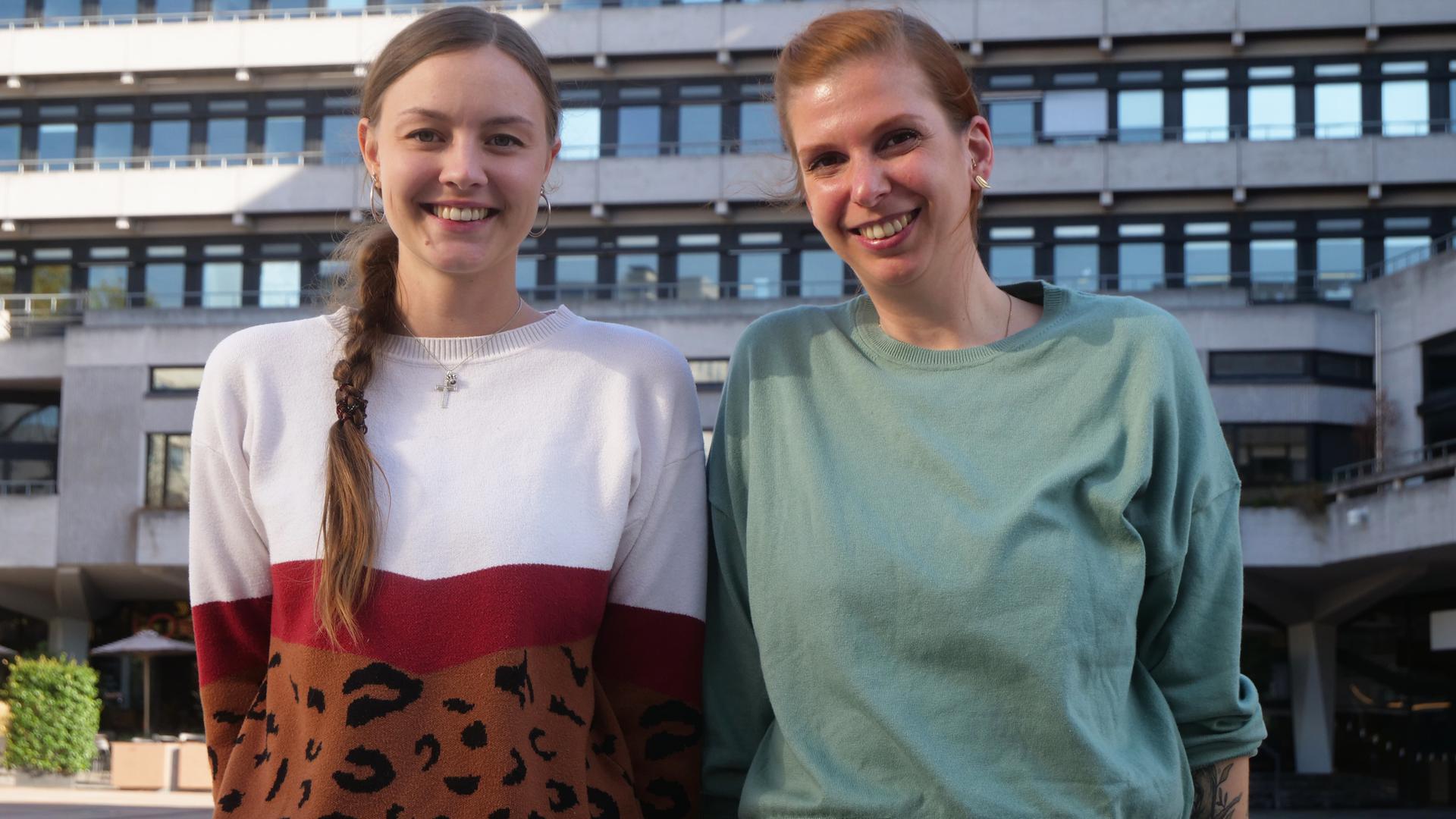 Sie wollen die Kinderarmut in Pforzheim verringern: Jasmin Jonietz (rechts) und Juliane Wagner vom Projekt „BianKa - Bildungsangebote Kinderarmut“ haben viele Ideen, wie das gelingen kann, und sehen sich als Netzwerker.