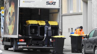 Gelbe Tonnen für Plastik- und Metallmüll werden in Pforzheim verteilt.