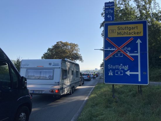 Auch auf der B10 in Pforzheim-Eutingen, kurz vor Auffahrt auf die A8, staut sich der Verkehr.