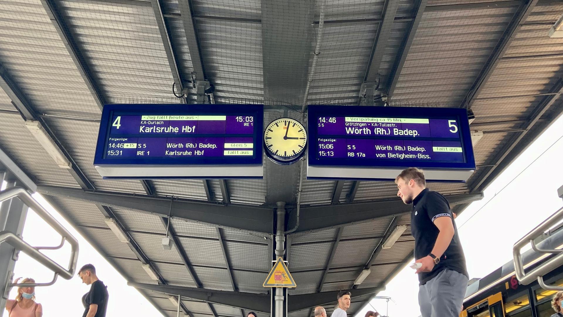 Anzeigetafeln am Hauptbahnhof in Pforzheim
