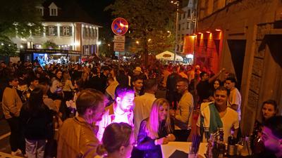 Volle Straßen, voller Erfolg: Die Jubiläums-Barparade lockte am Samstagabend mehrere tausend Besucher in die Stadt, die an zwanzig verschiedenen Locations mit zwanzig Künstlern die Nacht zum Tag machten. 