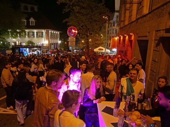Volle Straßen, voller Erfolg: Die Jubiläums-Barparade lockte am Samstagabend mehrere tausend Besucher in die Stadt, die an zwanzig verschiedenen Locations mit zwanzig Künstlern die Nacht zum Tag machten. 