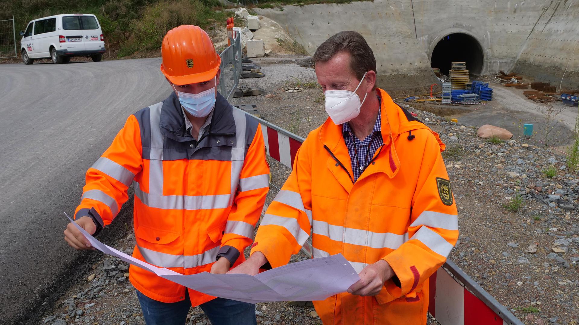 Alles im Plan: Projektleiter Ralf Weisenburger und Referatsleiter Jürgen Genthner (rechts) beschreiben den aktuellen Stand der Arbeiten am Arlingertunnel