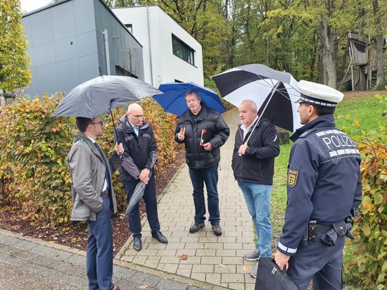 Oberbürgermeister Peter Boch (links) bei einem Vor-Ort-Termin in der Lion-Feuchtwanger-Allee mit Vertretern der Stadt und der Polizei.