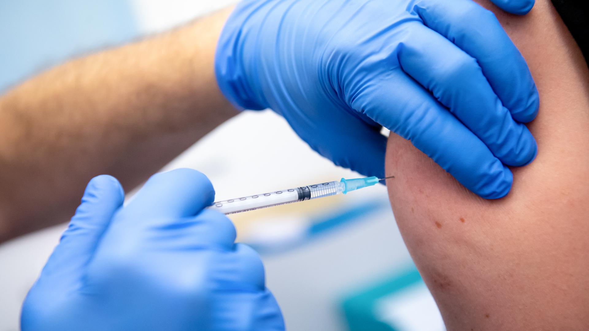 Ein Mitarbeiter der Asklepios Klinik wird von einem Kollegen mit dem Corona-Impfstoff von Biontech/Pfizer geimpft. Zahlreiche Mitarbeiter der Klinik haben sich gegen das Coronavirus impfen lassen. +++ dpa-Bildfunk +++