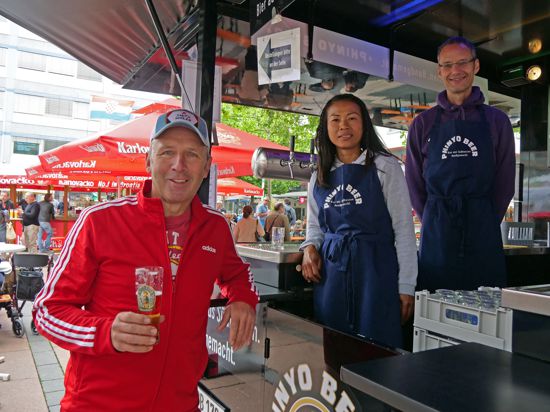 Bernd Noll, Parichat Phinyo und Urs Schreck (von links) freuen sich über den Neustart der Bierbörse in der Pforzheimer Innenstadt. Schon beim Auftakt am Donnerstag war viel los.