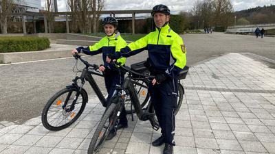 Bereit für den Einsatz: Annika Luff und Dirk Farr gehören der zwölfköpfigen Fahrrad-Streife an, die ab 1. April in Pforzheim auf zwei Rädern unterwegs sein wird.