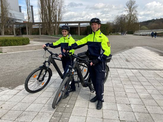 Bereit für den Einsatz: Annika Luff und Dirk Farr gehören der zwölfköpfigen Fahrrad-Streife an, die ab 1. April in Pforzheim auf zwei Rädern unterwegs sein wird.