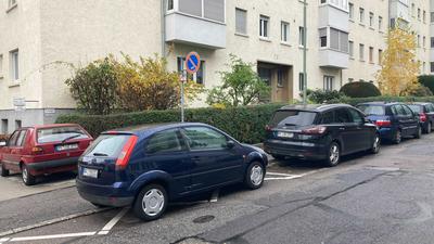 Ein blaues Auto parkt in der Christophallee in Pforzheim im Absoluten Halteverbot.
