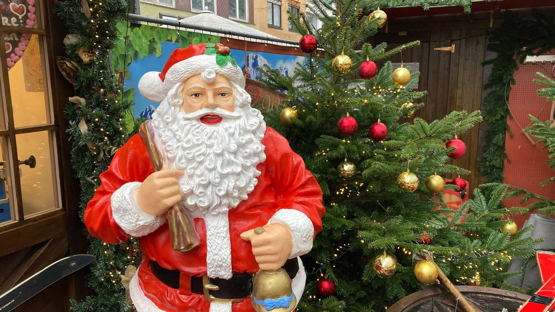 Eine Weihnachtsmann-Figur auf dem Pforzheimer Weihnachtsmarkt.