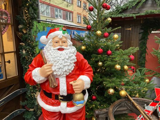 Eine Weihnachtsmann-Figur auf dem Pforzheimer Weihnachtsmarkt.