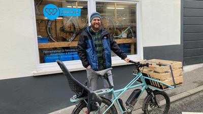 Fahrradkonstrukteur Alexander Clauss mit seinem Lastenrad-Model „Compact Cargo Karl“ vor seiner Werkstatt in Pforzheim-Eutingen.