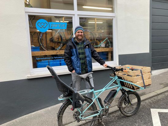 Fahrradkonstrukteur Alexander Clauss mit seinem Lastenrad-Model „Compact Cargo Karl“ vor seiner Werkstatt in Pforzheim-Eutingen.