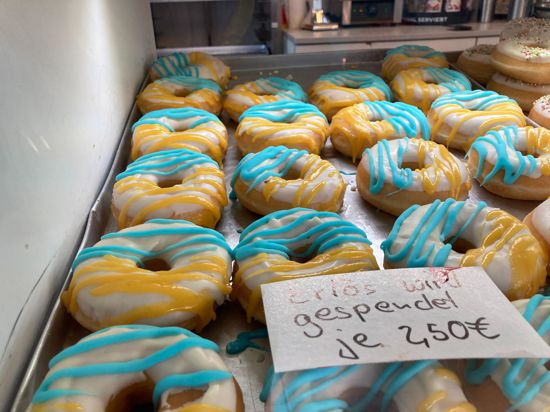 Donuts mit blauem und gelbem Zuckerguss.