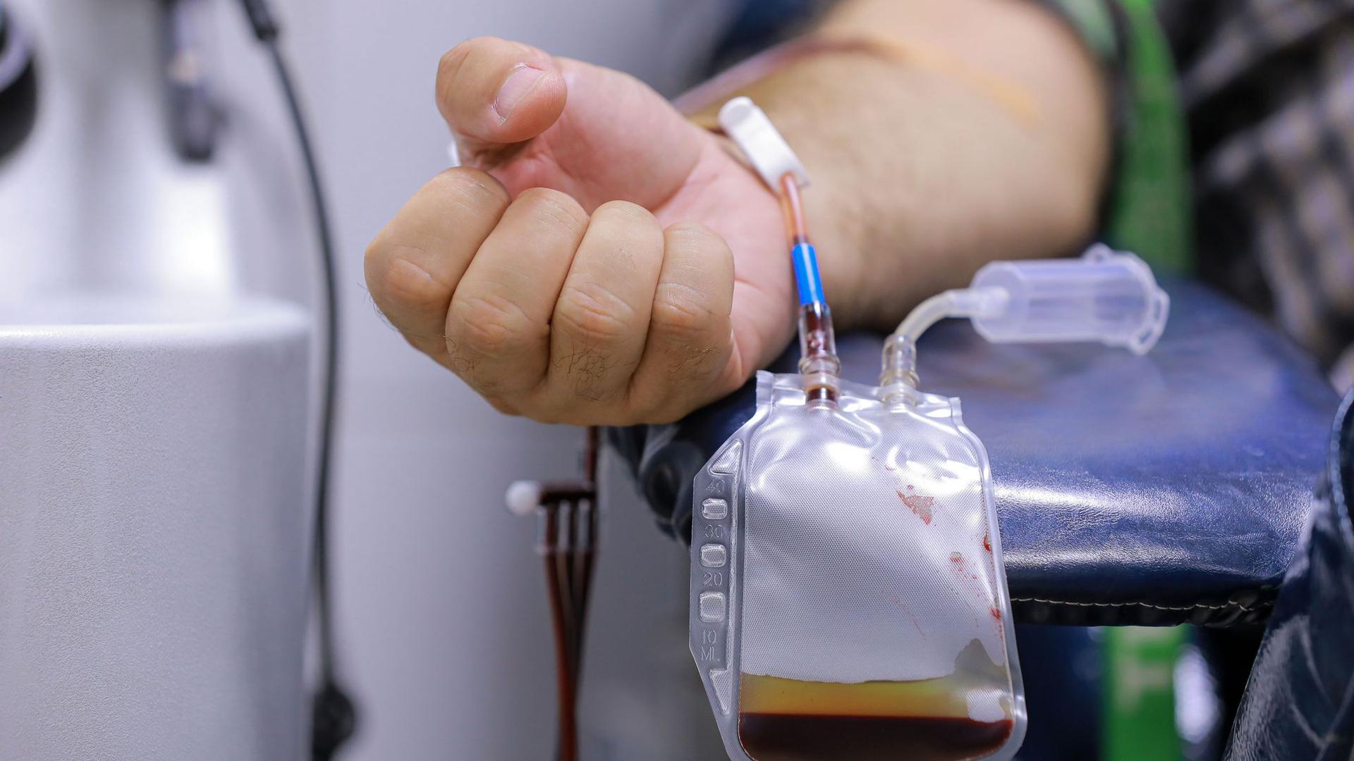Männer, die nach einer Corona-Infektion wieder geheilt sind, spenden Blutplasma im Nationalen Zentrum für Bluttransfusion (NBTC).