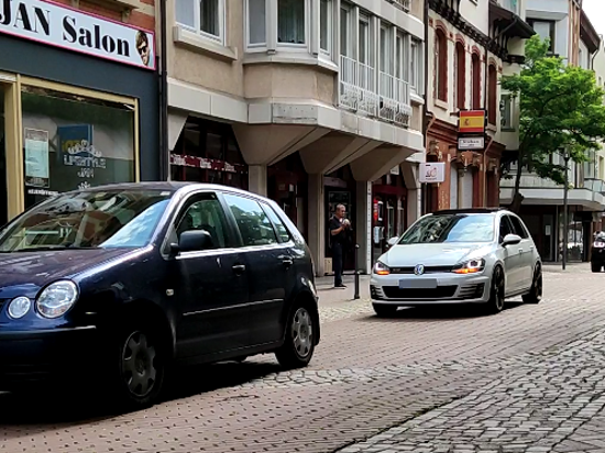 Autos in Brötzingens Fußgängerzone