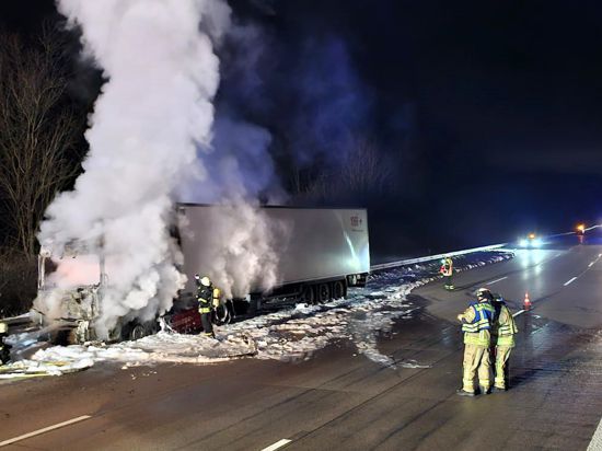 Am späten Dienstag löschte die Feuerwehr auf der A8 bei Pforzheim einen brennenden Gefahrgut-Laster. 