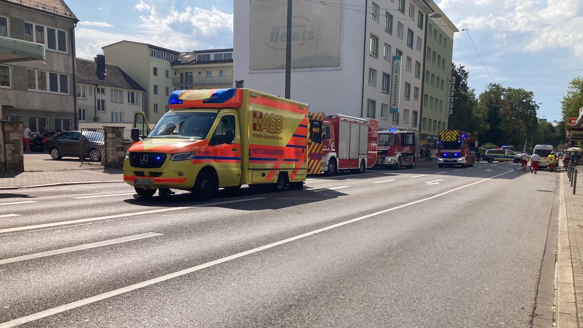 Ein Brand in einer Firma in der Westlichen Karl-Friedrich-Straße in Pforzheim hat ein großes Aufgebot an Feuerwehr und Rettungskräften auf den Plan gerufen.