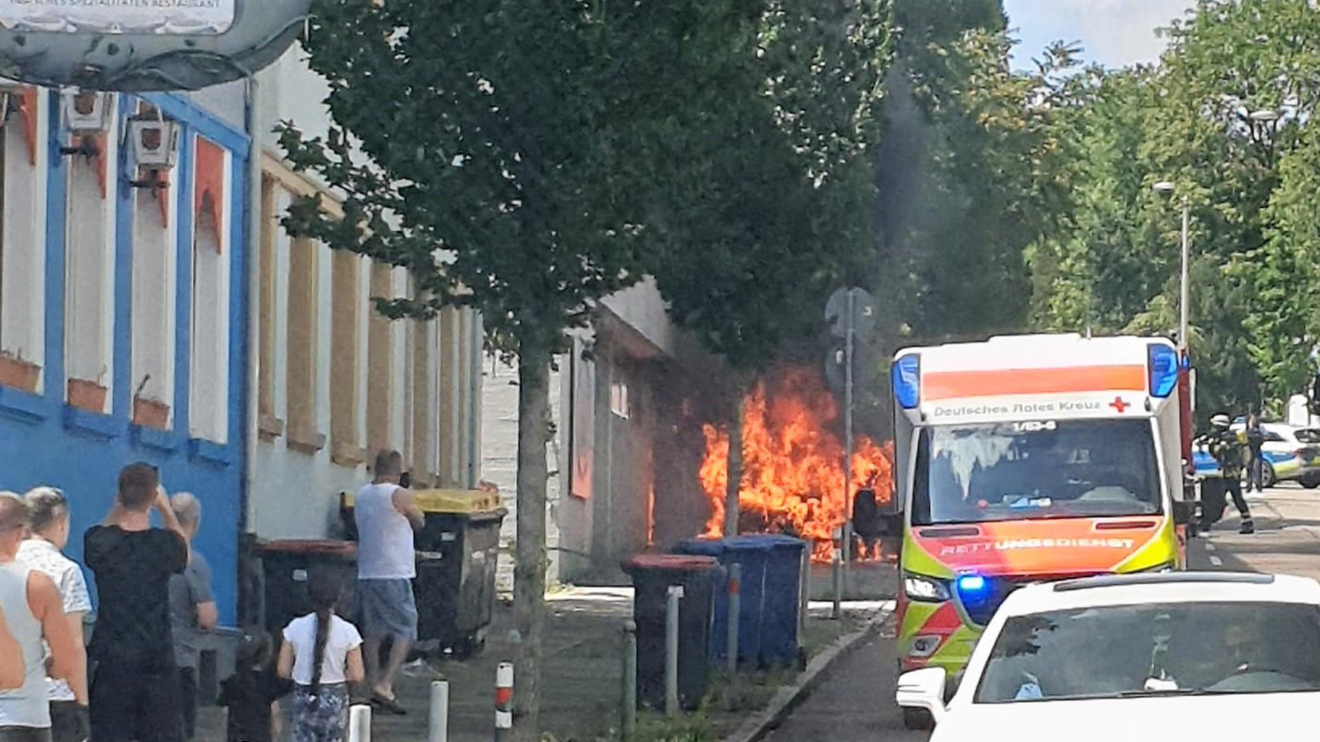 Ein Auto brennt in der Hohenzollernstraße in Pforzheim.