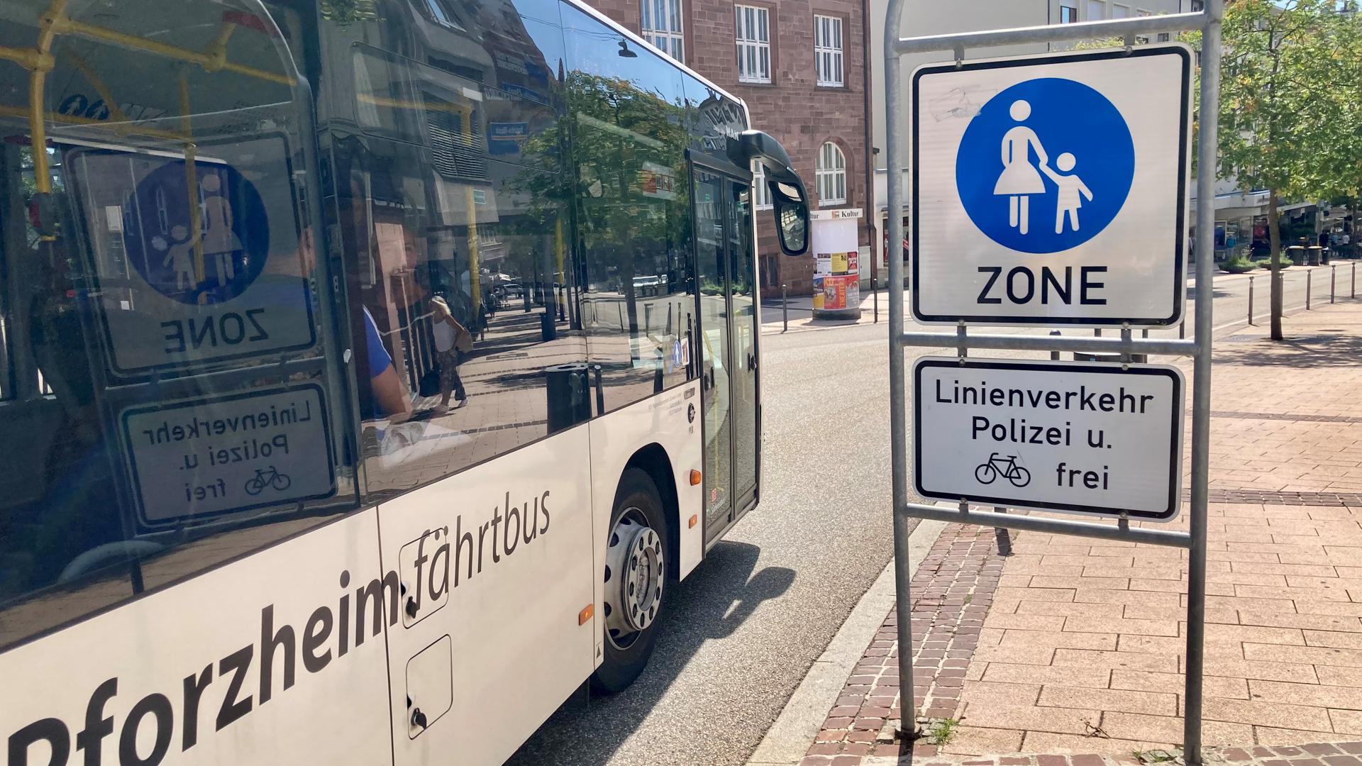 Ein Bus fährt in die Fußgängerzone in der Pforzheimer Bahnhofstraße. Linienverkehr darf hier unterwegs sein, aber nur mit Schrittgeschwindigkeit.