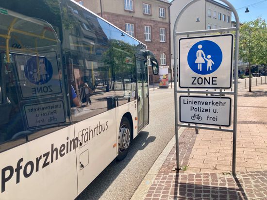 Ein Bus fährt in die Fußgängerzone in der Pforzheimer Bahnhofstraße. Linienverkehr darf hier fahren, aber nur mit Schrittgeschwindigkeit.