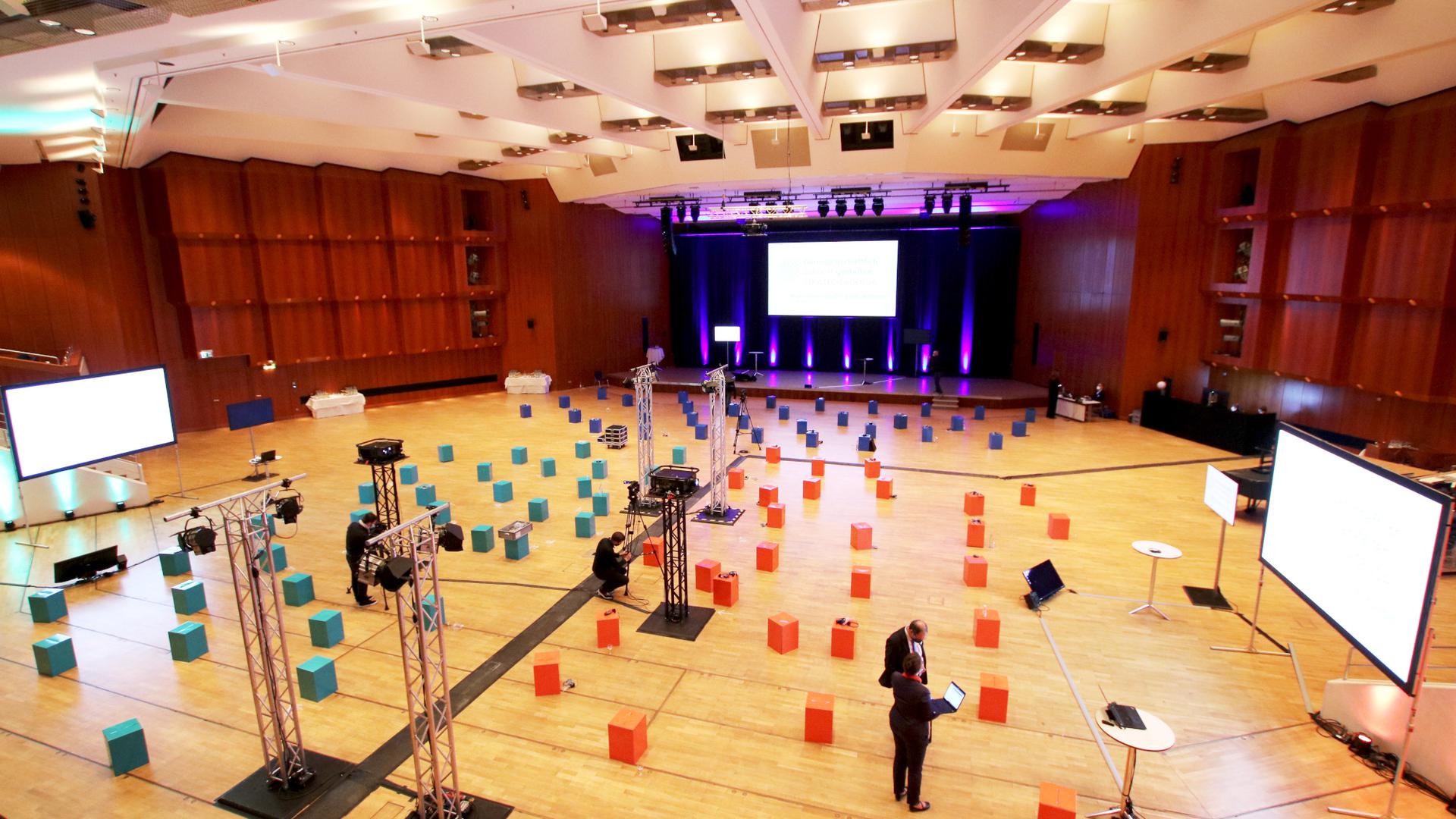 Tagungsvorbereitung im großen Saal des Congresscentrums Pforzheim