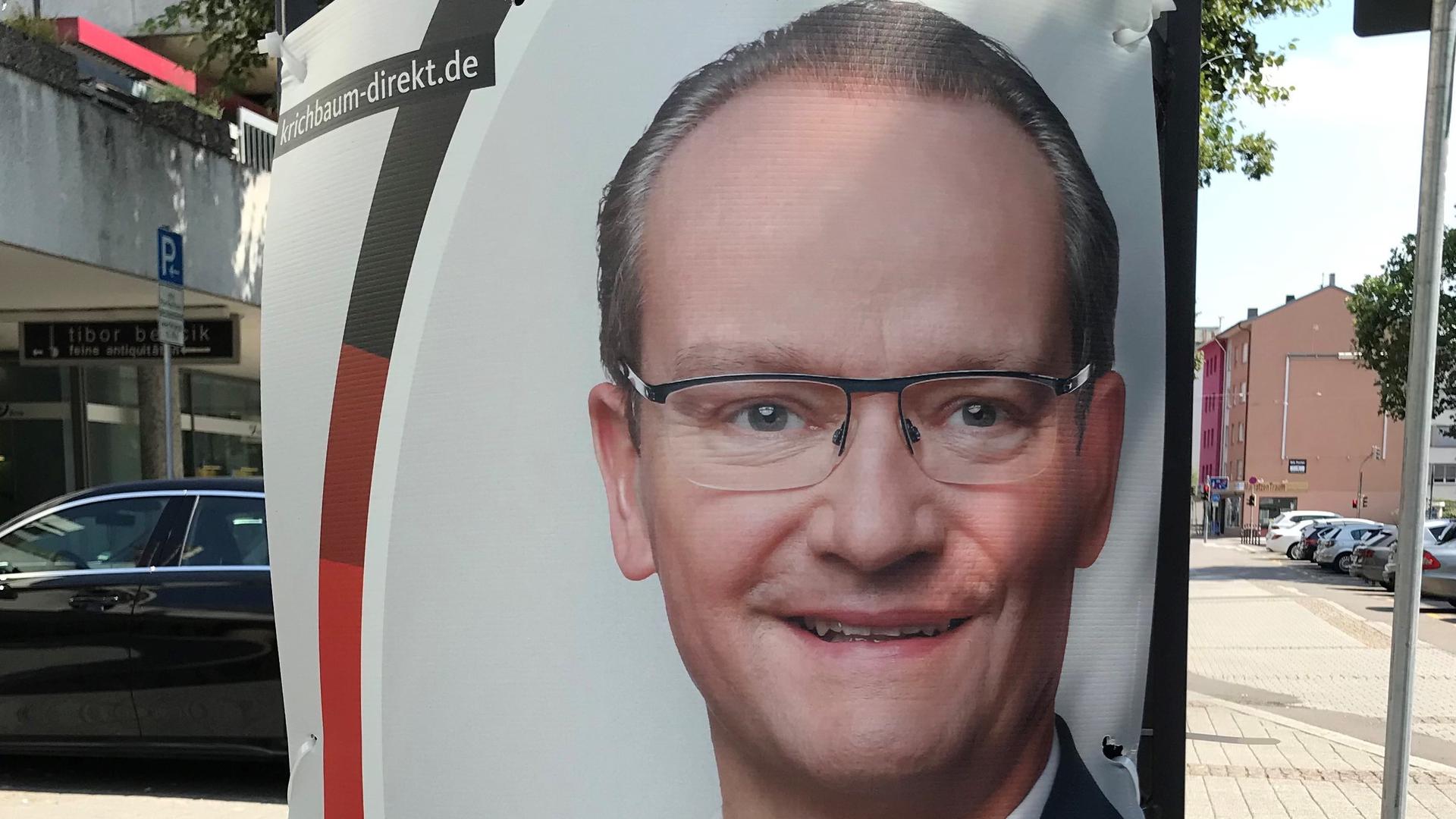 Ein CDU-Wahlplakat in Pforzheim zeigt das Gesicht von Gunther Krichbaum.