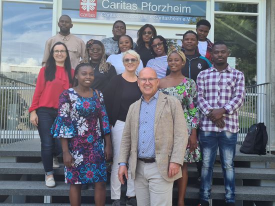 Caritasdirektor Frank Johannes Lemke (vorne), seine Stellvertreterin Gabriele Weber (links dahinter) und Stabsstellenleiterin Personal Verena Fix (rotes Oberteil) stellten die elf neuen Auszubildenden aus Kamerun der Presse vor.