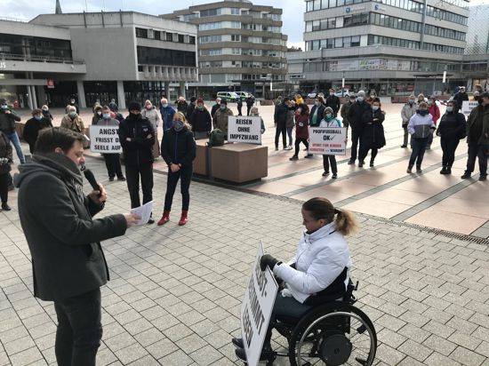 Auf dem Marktplatz in Pforzheim sind 100 Menschen zu einer Corona-Demo zusammengekommen.